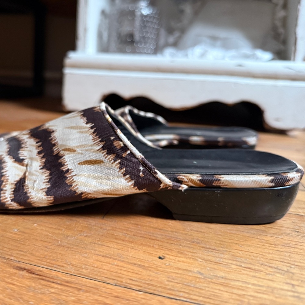 Well Worn Sandals | Size 9 - Picture 6 of 6